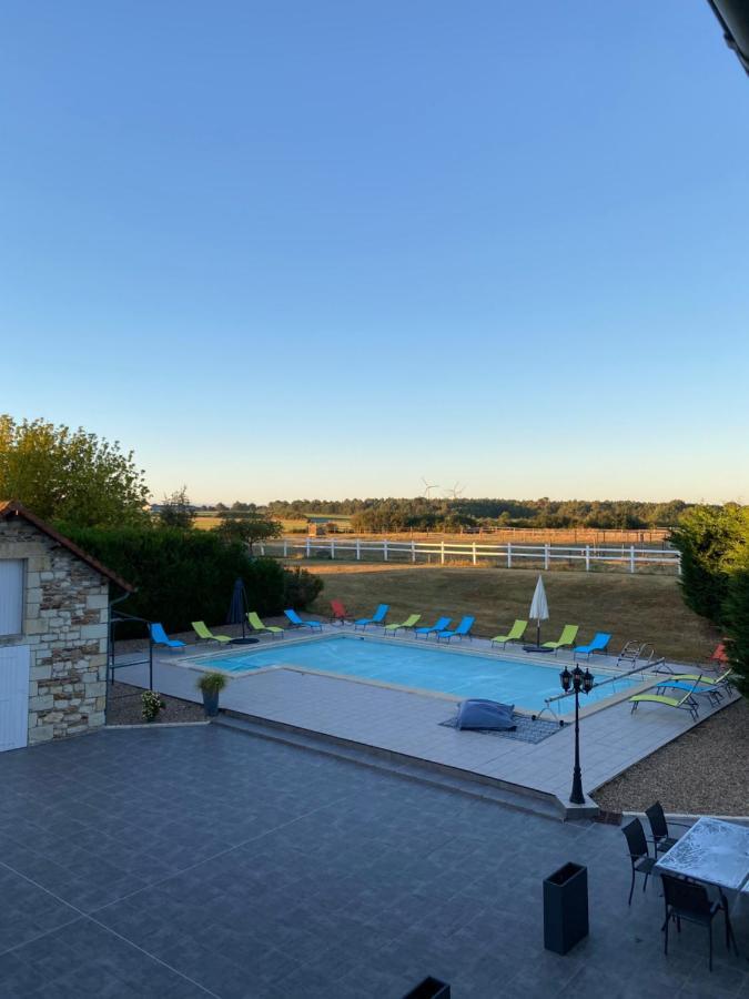 Kourline Villalunoterie Futuroscope Piscine spa Oyre Esterno foto